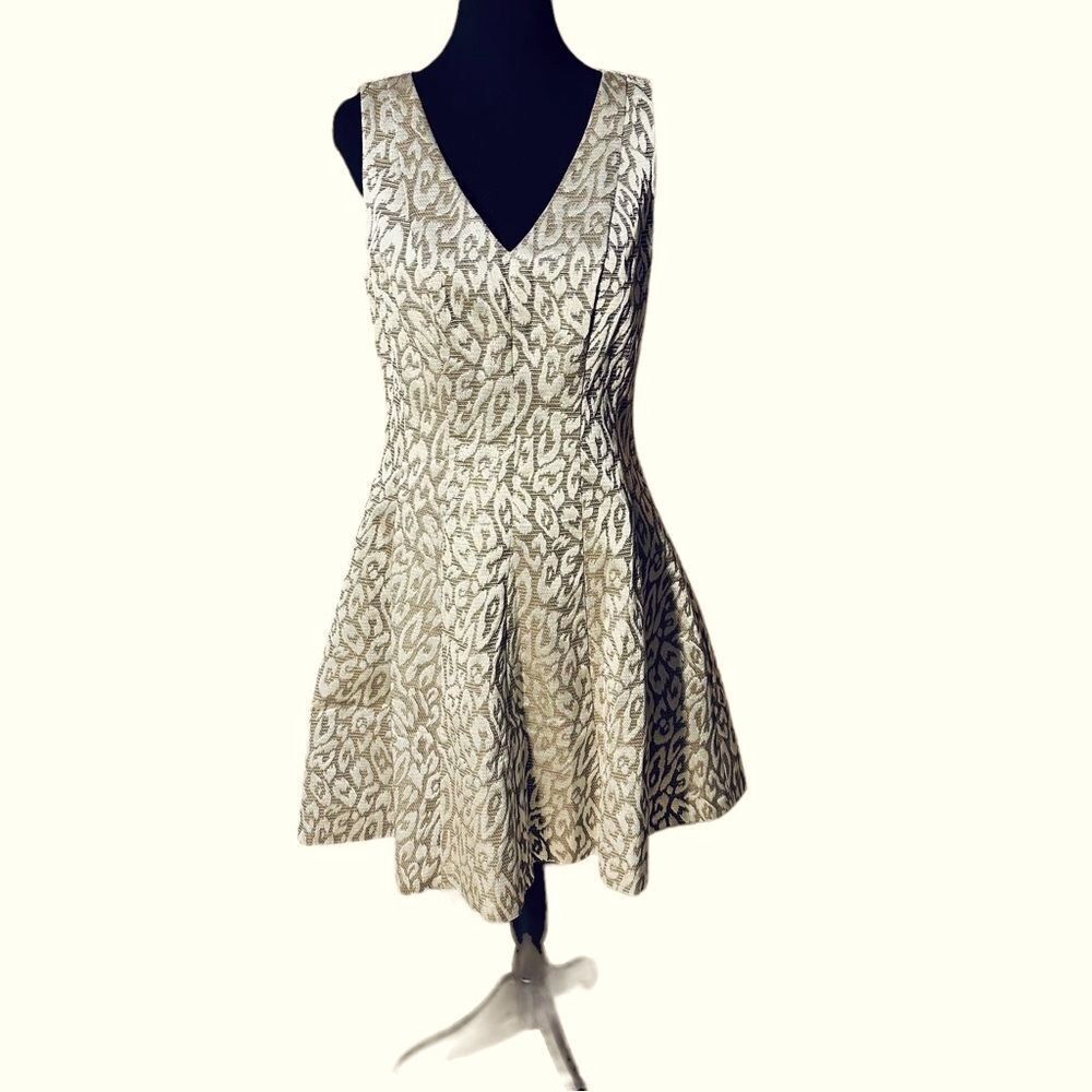 Vince Camuto Gorgeous Holiday Gold V-Neck Fit And Flare Dress Sz 10 - Picture 4 of 13